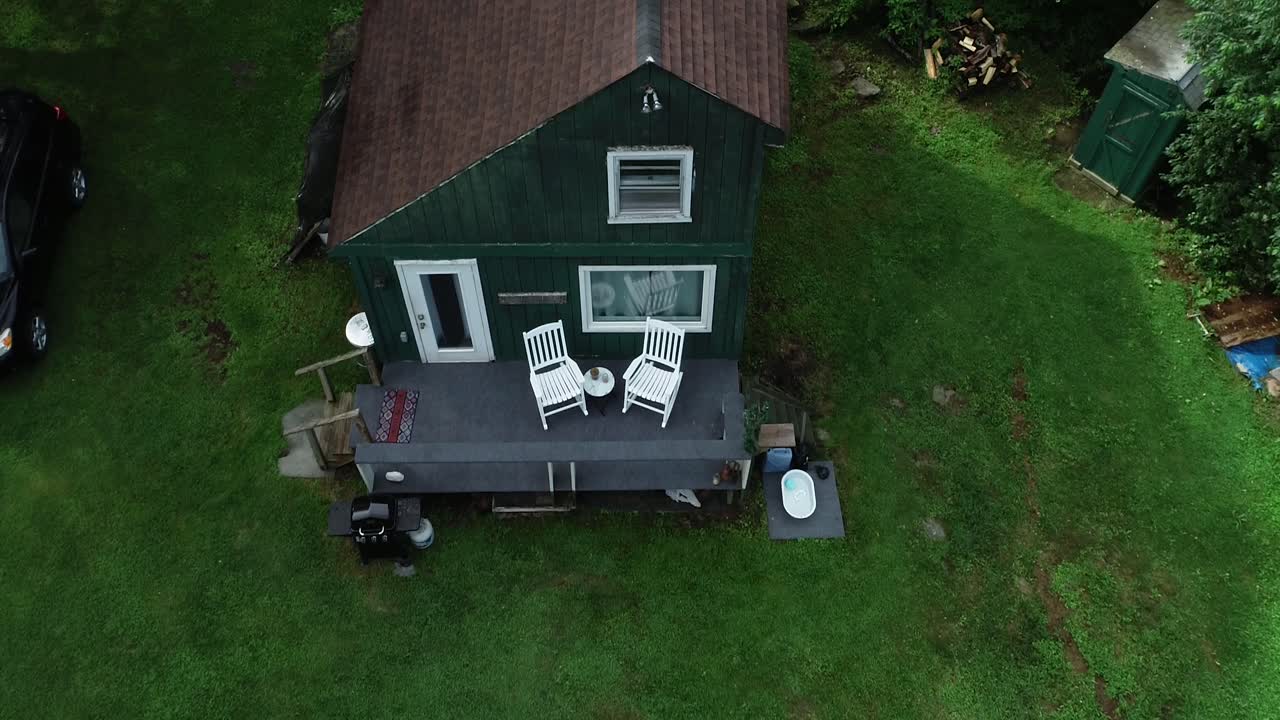 Zoom di drone su una piccola baita nelle Catskill Mountains, nello stato di New York.