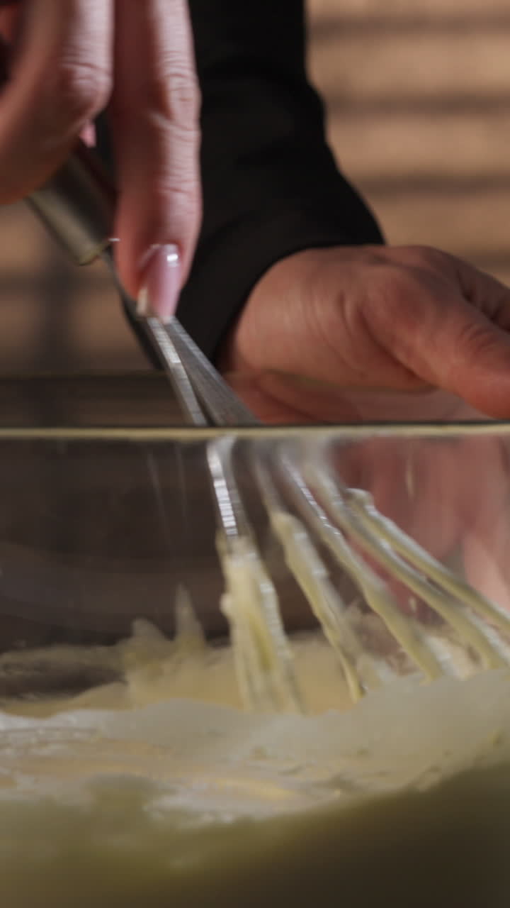 Mano che Mescola l'Impasto con una Frusta - Primo Piano, Ripresa Verticale