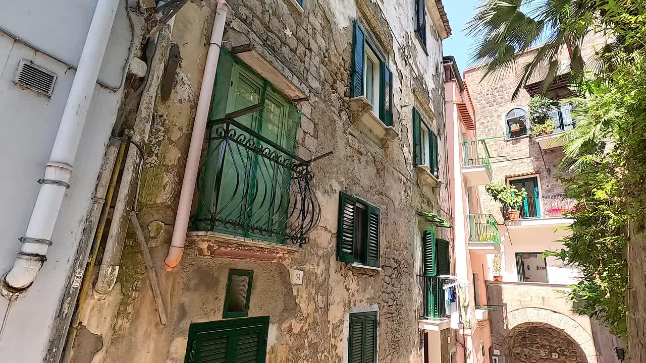 люди прогуливаются по очаровательной, узкой аллее.