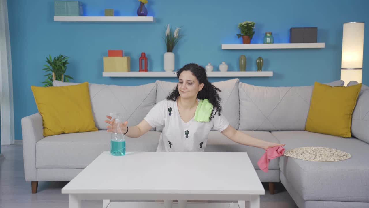 커피 테이블을  ⁇ 는 젊은 여성.