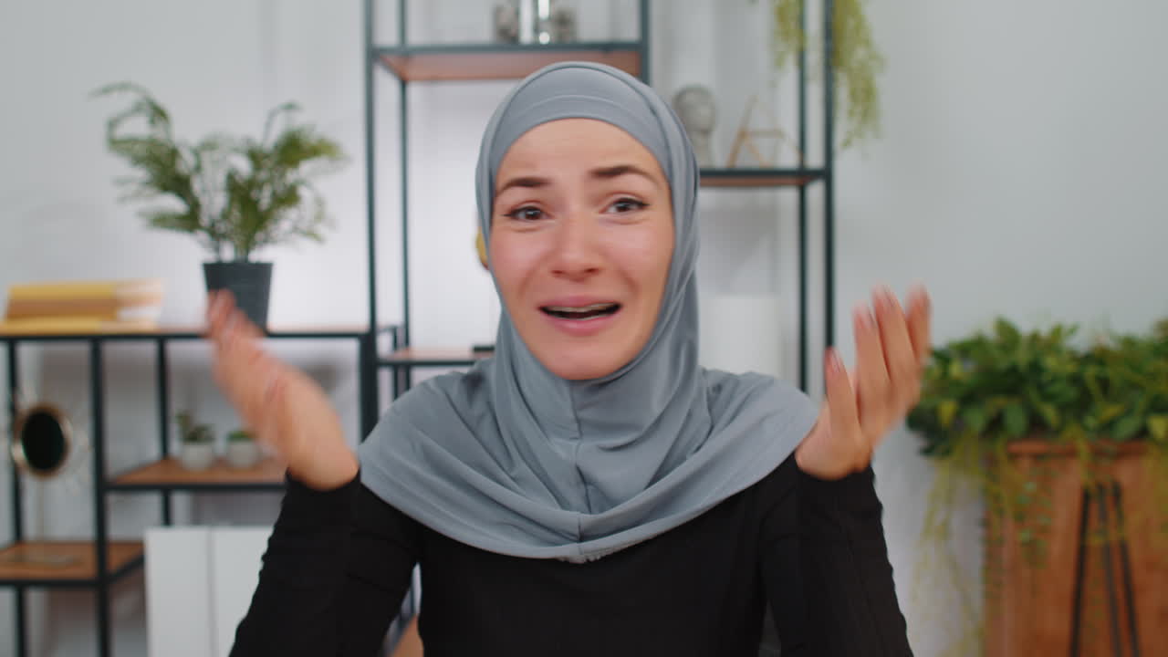 놀라운 흥분 젊은 무슬림 사업가 갑작스러운 승리로 충격을, 좋은 승리 뉴스, 축하