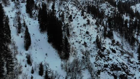 Drohnenaufnahmen-In-Schneebedeckten-Bergen-Bei-Sonnenuntergang