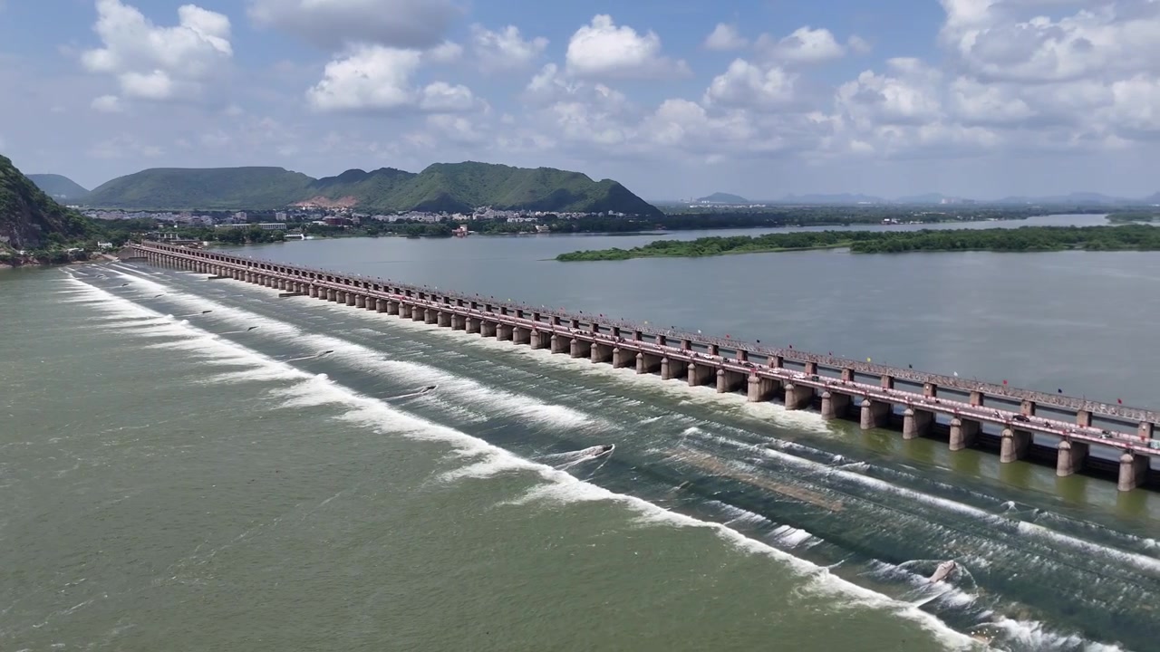 Ripresa aerea della diga sul fiume Krishna a Vijayawada Amaravati