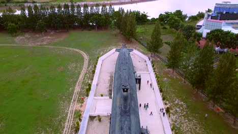 una descripción general del famoso museo submarino rodeado por una relajante pradera y un océano, una atracción turística imperdible en malasia