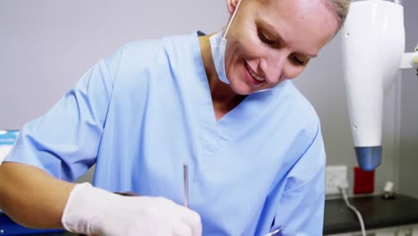 dentista examinando a un paciente masculino con herramientas dentales