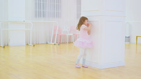 Pequeña-Bailarina-Infantil-Jugando-A-Posar-Con-El-Profesor-Después-De-La-Clase-De-Estudio-De-Ballet,-Sonriendo---Cámara-Lenta