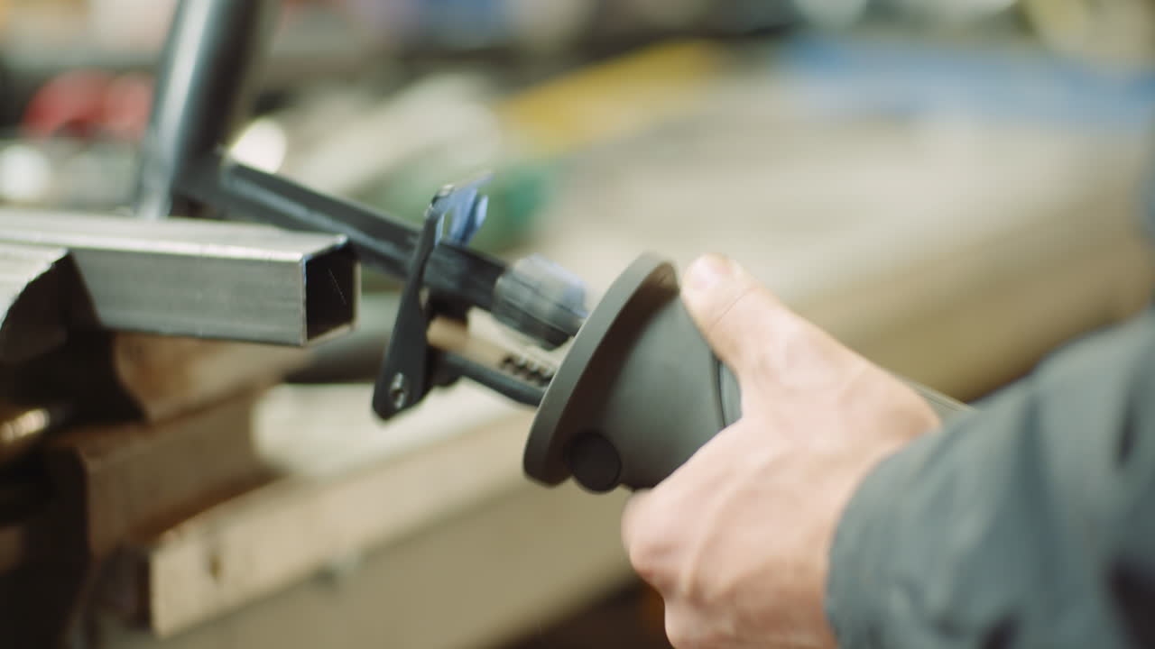 trabajador de la industria pieza metálica con sierra eléctrica 2