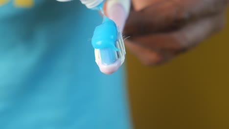 la aplicación de pasta de dientes a un cepillo de dientes