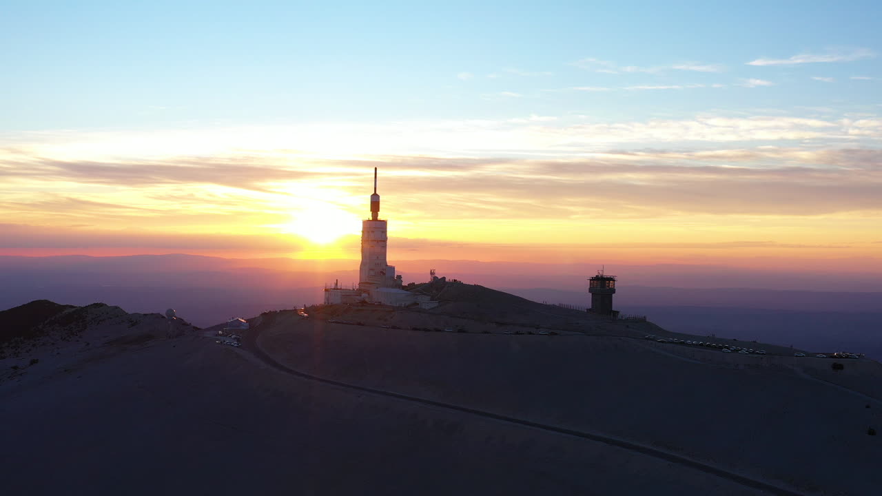 벤투스 산 위에서 볼 수 있는 영화적인 일몰 안테나