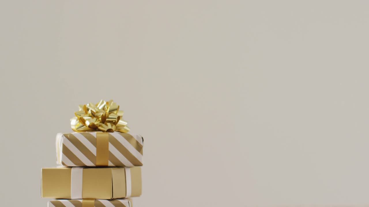 video de regalos de navidad y espacio de copia en fondo gris