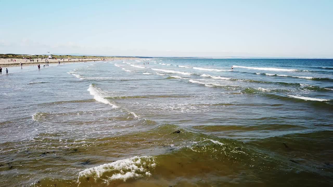 west sands st andrews,fife,escocia con suaves olas,arena y sol