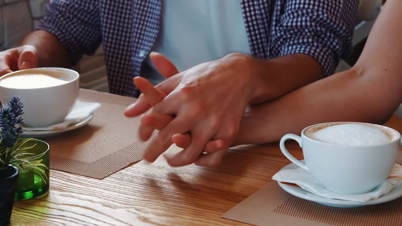 손을 잡고 있는 커플의 중간 부분