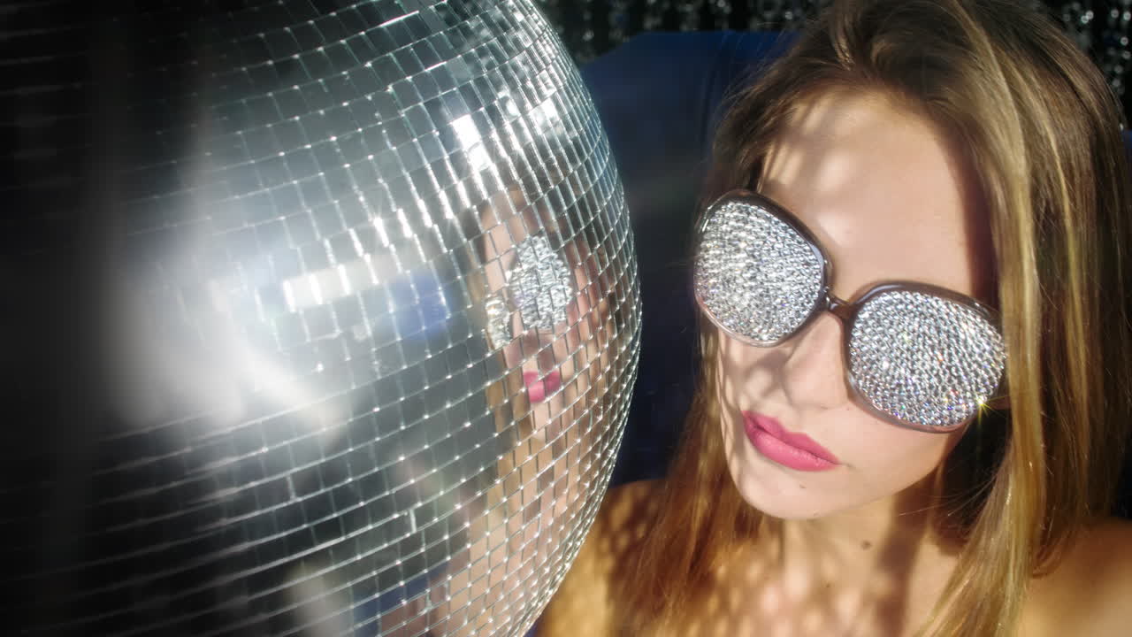 mujer silla azul sm 4k 03