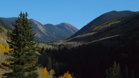 Independence-Pass-Devils-Punchbowl-Roaring-Fork-River-Colorado-Sommer-Herbst-Luftaufnahmen-Drohne-Filmisch-Espe-Schneemassen-Ashcroft-Schatten-Goldene-Stunde-Blauer-Himmel-Telluride-Kebler-Crested-Butte-Aufwärtsbewegung