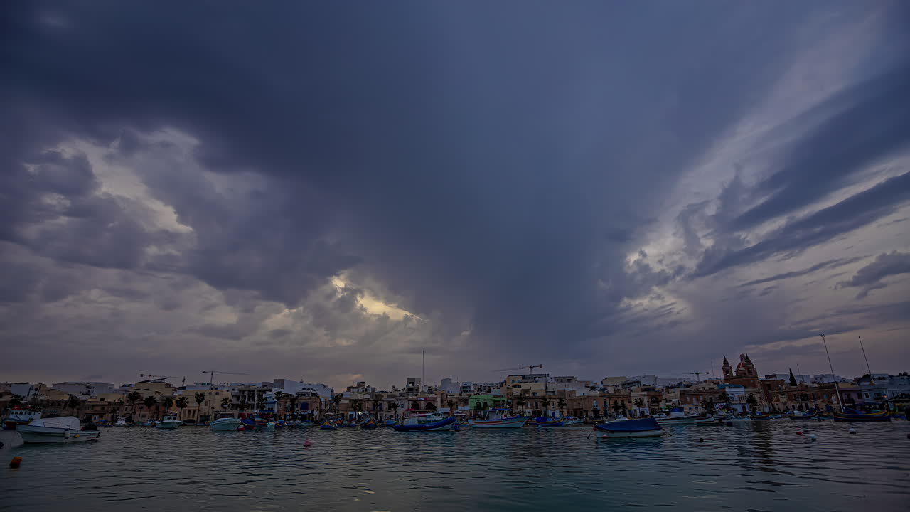 nubes ominosas pasan sobre el pueblo de marsaxlokk en la isla de malta
