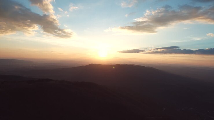 amanecer sobre montañas nubladas