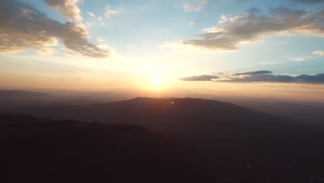 Amanecer-Sobre-Montañas-Nubladas