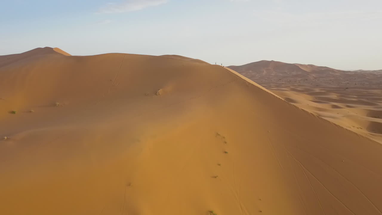amplias dunas de arena de marruecos disparadas por drones