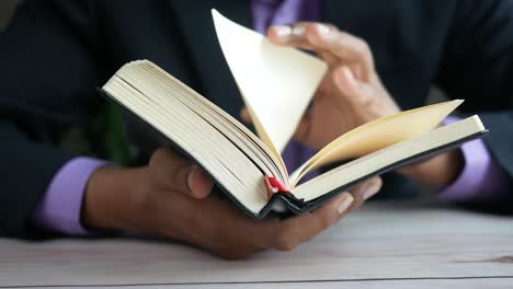 persona que lee un libro