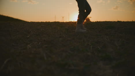 caminando hacia la puesta de sol