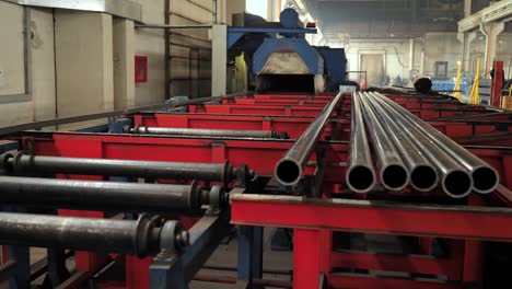 tuberías metálicas en una máquina de producción