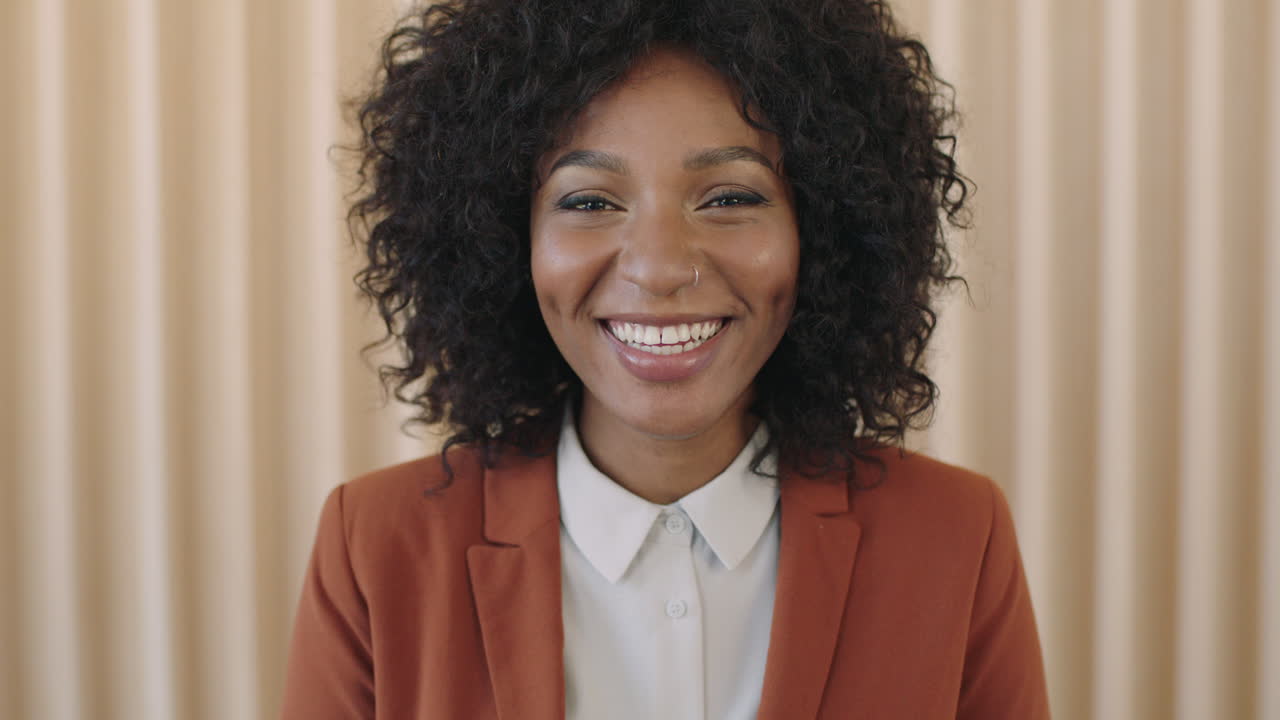 ritratto ravvicinato di una giovane donna afroamericana alla moda con i capelli afro che ride allegra guardando la telecamera donna nera alla moda che indossa un abito
