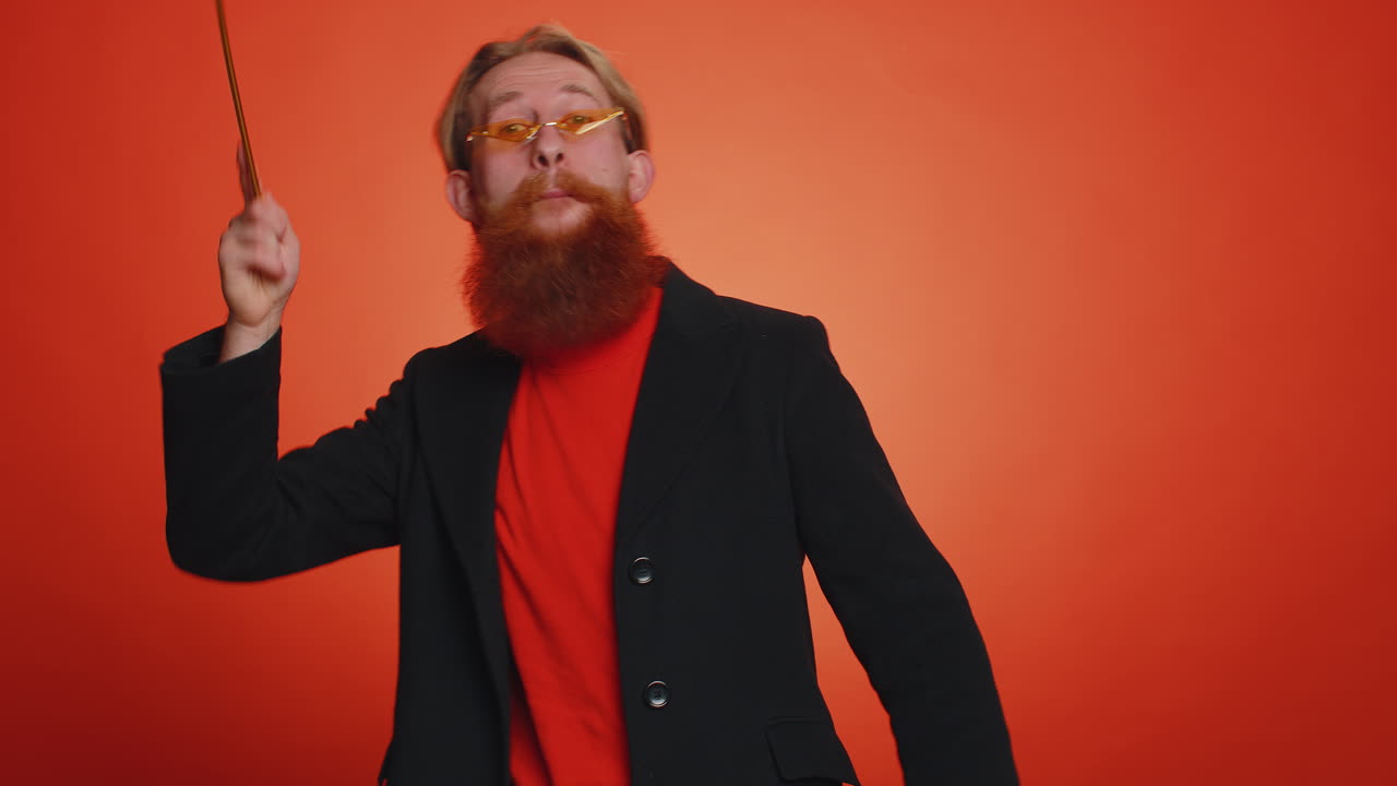 mago mago joven gestando con la varita mágica haciendo que los deseos se hagan realidad, lanzando hechizos mágicos