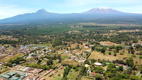 vista aérea de drones mercado al aire libre en la ciudad de loitokitok, kenia y monte kilimanjaro- pueblo rural de kenia