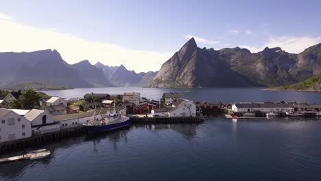 Antena-De-Un-Pequeño-Puerto-En-Hamnoy,-Noruega