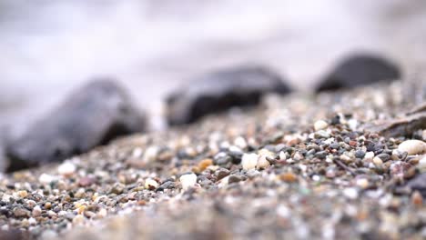 Ziehen-Sie-Den-Fokus-In-Extremer-Zeitlupe-Zwischen-Einem-Felsigen-Strand-Und-Felsen-Am-Strand