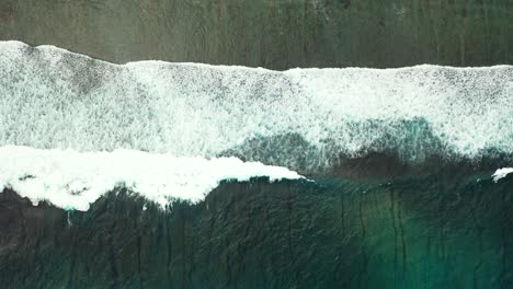 Hermosa-Textura-Marina-En-Colores-Verde-Oscuro-Con-Olas-Dramáticas-Que-Hacen-Espuma-Sobre-La-Costa-De-La-Isla-Tropical-Vista-Desde-Arriba,-Espacio-De-Copia