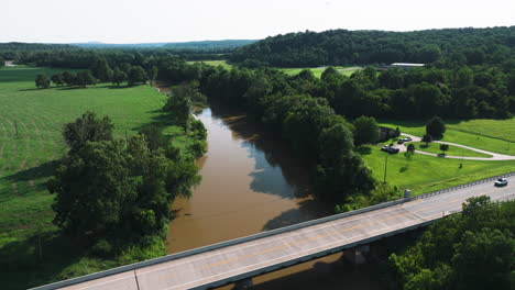 Puente-De-Carretera-Sobre-El-Río-Illinois-En-Arkansas,-EE.UU.---Toma-Aérea-De-Un-Drone