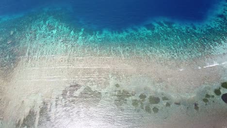 vista de pájaro descendiendo hacia el impresionante océano con