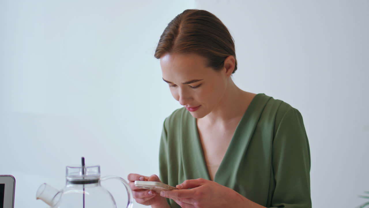 empleado de la oficina desplazando el teléfono inteligente de cerca. colegas hablando en el descanso de la oficina