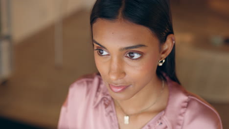 éxito, computadora y mujer de negocios con cara de wow