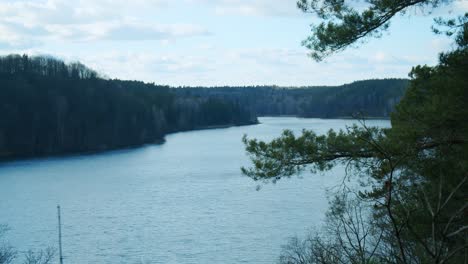 Der-Blick-Von-Der-Aussichtsplattform-Auf-Einem-Hügel-In-Einem-Nationalpark-Mit-Blick-Auf-Einen-Riesigen-See,-Der-Von-Wäldern-Umgeben-Ist