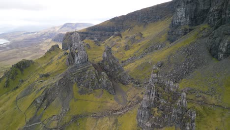 Wunderschöne-Drohnenaufnahme-über-Old-Man-Of-Storr,-Isle-Of-Skye,-Schottland