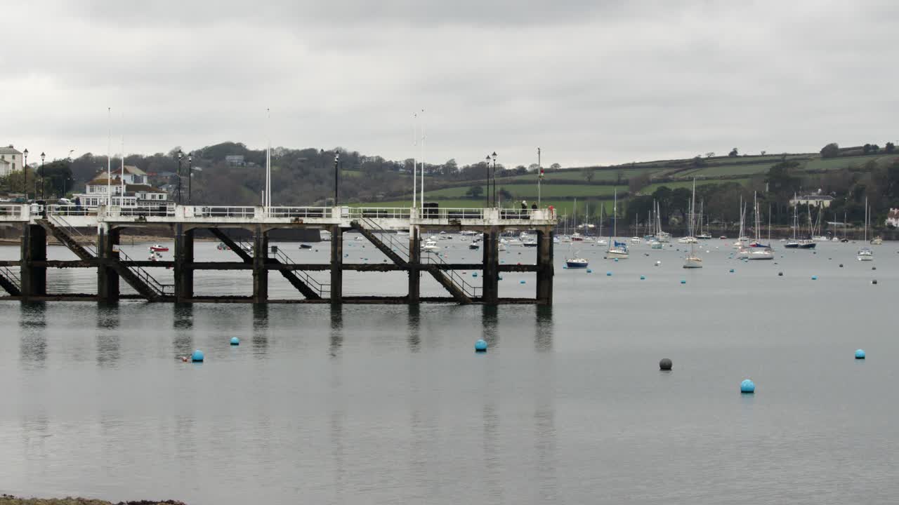 mirando hacia el puerto de falmouth con el muelle abandonado en el fondo en la marea baja
