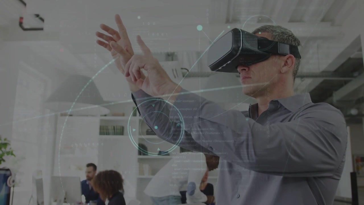 VR aktiveres, mand i grå skjorte tester HUD med brede til præcise bevægelser på kontoret, med plads til tekst.