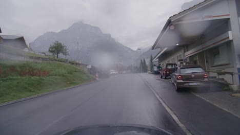 conduciendo de interlaken a grindelwald en los alpes suizos bajo una lluvia torrencial