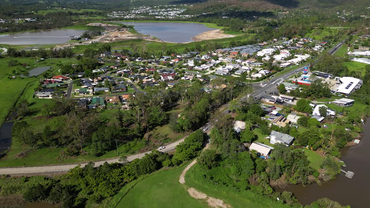 oxenford, gold coast, 4 de enero de 2024 - vistas aéreas de las viviendas residenciales de coomera adyacentes al río coomera