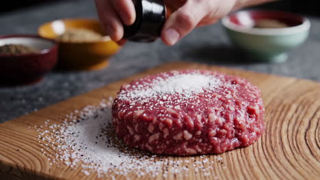 preparando una hamburguesa cruda