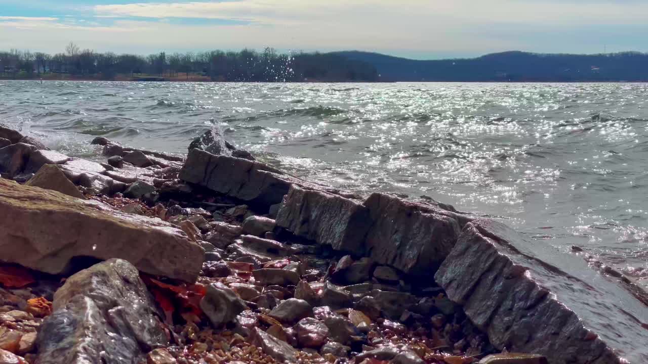 table rock lago missouri olas rompiendo en rocas tiro estático 60 fps