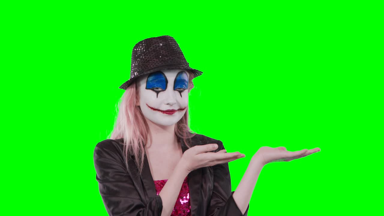 la chica payaso señala en la esquina superior derecha con el dedo índice