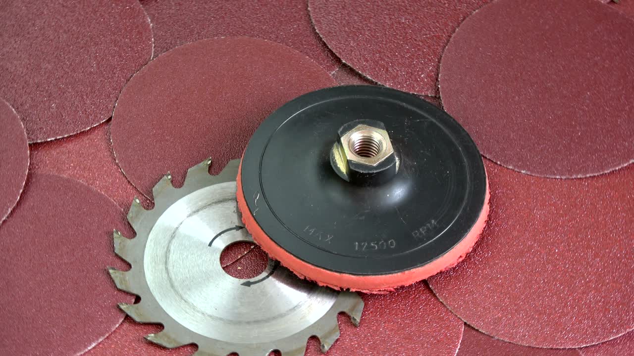 회전하는 산업 도구 - 샌딩 디스크와 원형 도자기