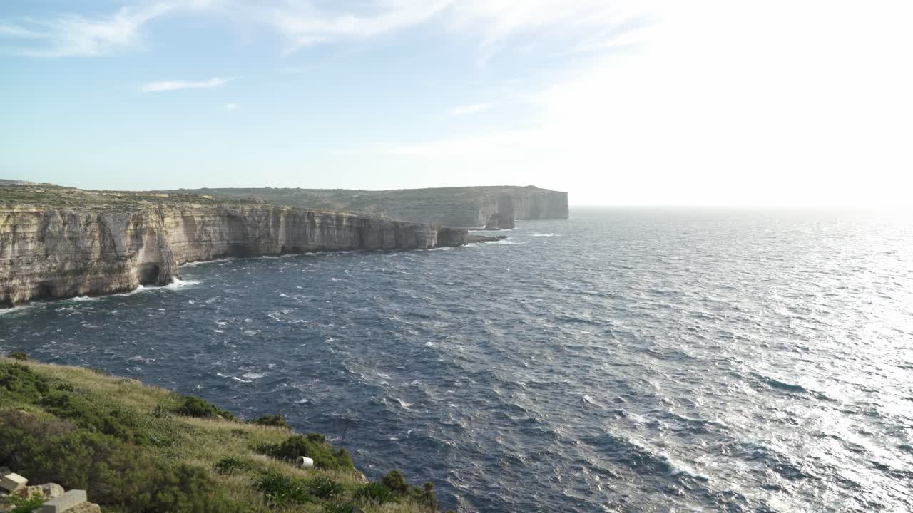 majestuoso mar mediterráneo azul ondeando en la bahía cerca de la ventana azul en la isla de gozo