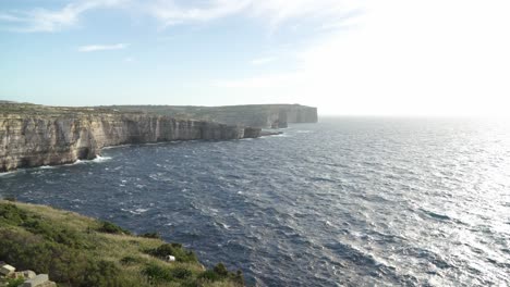 Majestuoso-Mar-Mediterráneo-Azul-Ondeando-En-La-Bahía-Cerca-De-La-Ventana-Azul-En-La-Isla-De-Gozo