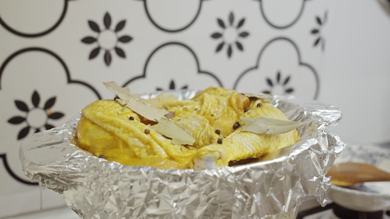 올리브유를 넣고 양념한 닭다리살을 호일로 덮어