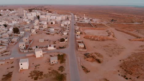 Toma-Aérea-De-Una-Carretera-Vacía-En-Una-Vieja-Ciudad-Vacía-En-El-Desierto-En-Palestina-Cerca-De-Gaza