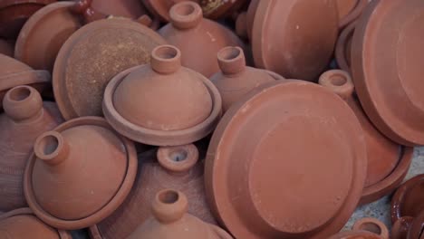 montón de olla de tagine marroquí tradicional para cocinar alimentos, vista de cerca